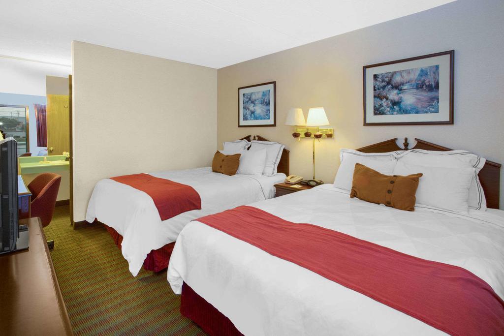 Days Inn By Wyndham Davenport Ia Εξωτερικό φωτογραφία