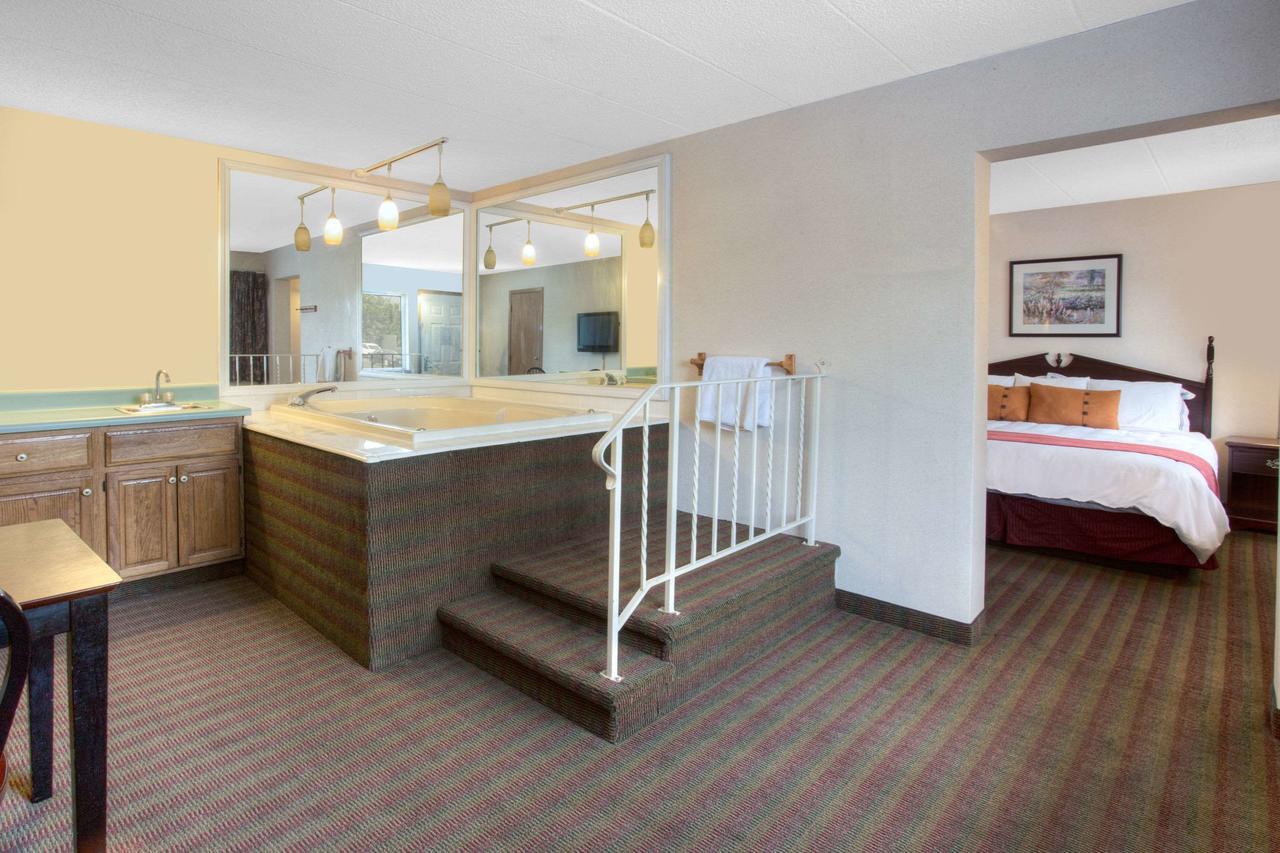 Days Inn By Wyndham Davenport Ia Εξωτερικό φωτογραφία