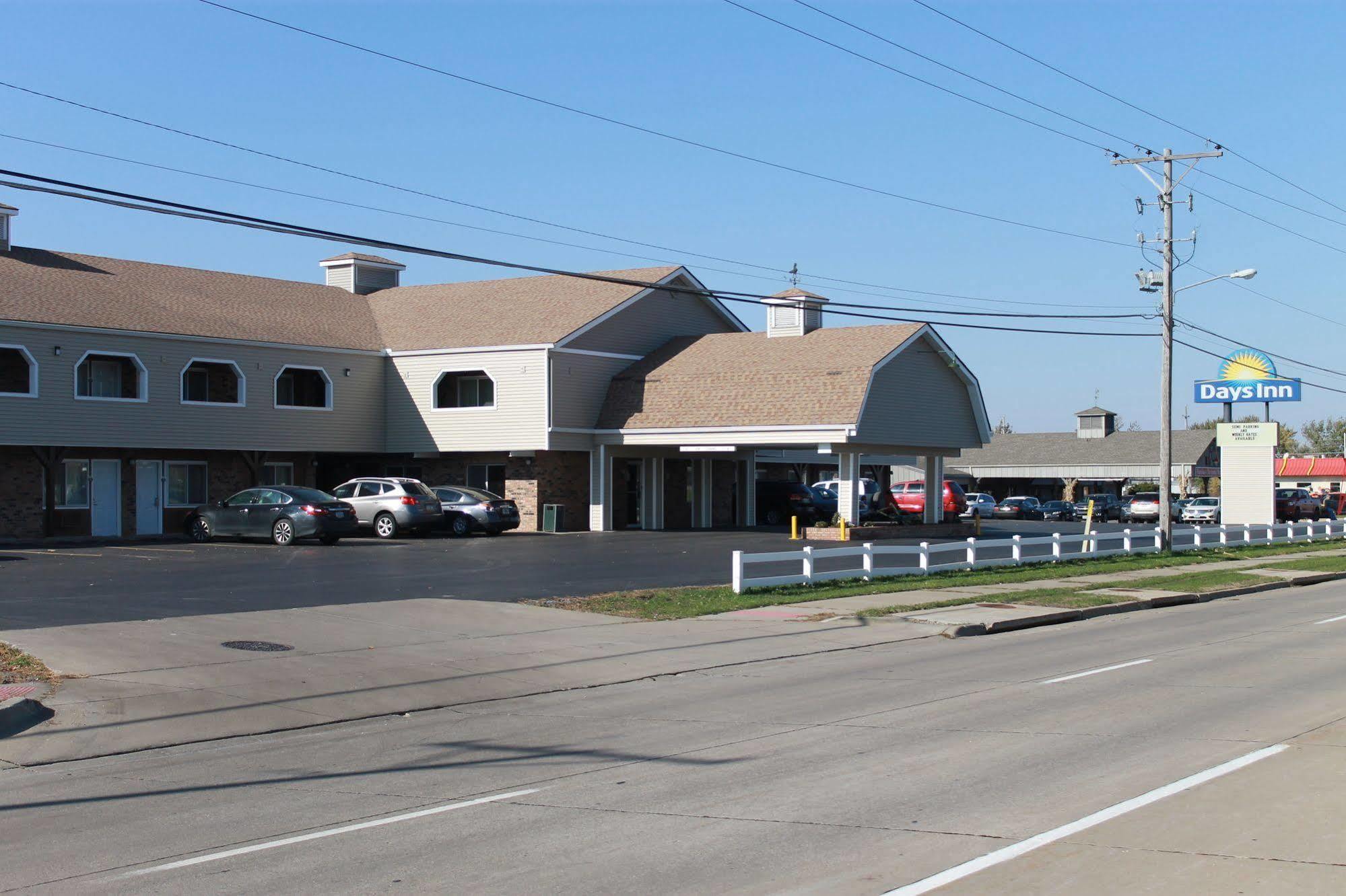 Days Inn By Wyndham Davenport Ia Εξωτερικό φωτογραφία