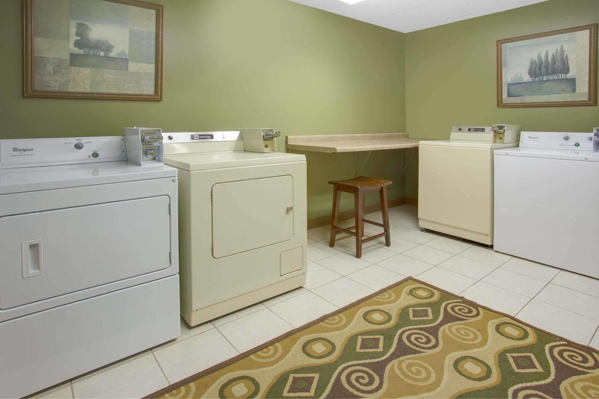 Days Inn By Wyndham Davenport Ia Εξωτερικό φωτογραφία