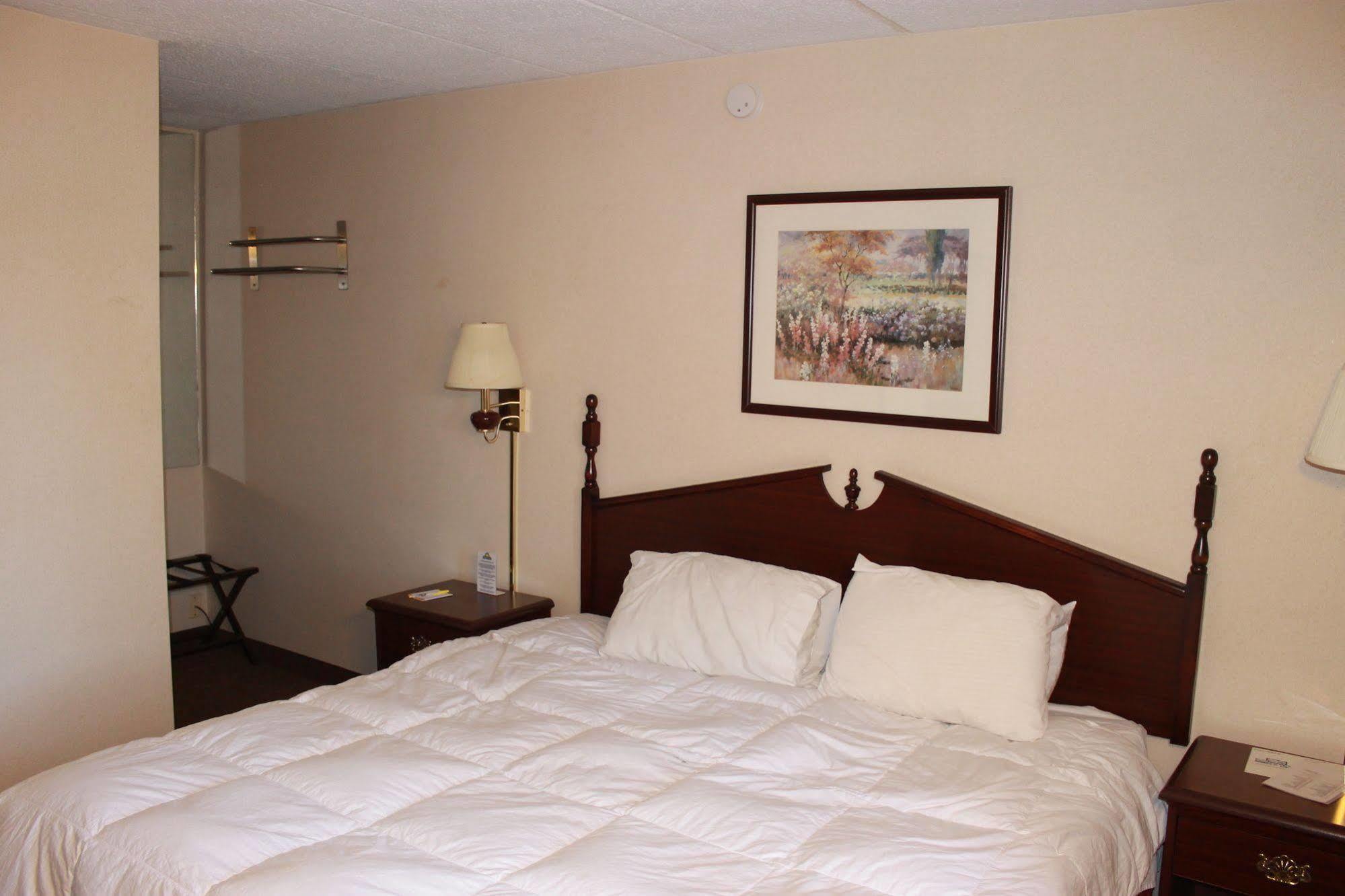 Days Inn By Wyndham Davenport Ia Εξωτερικό φωτογραφία