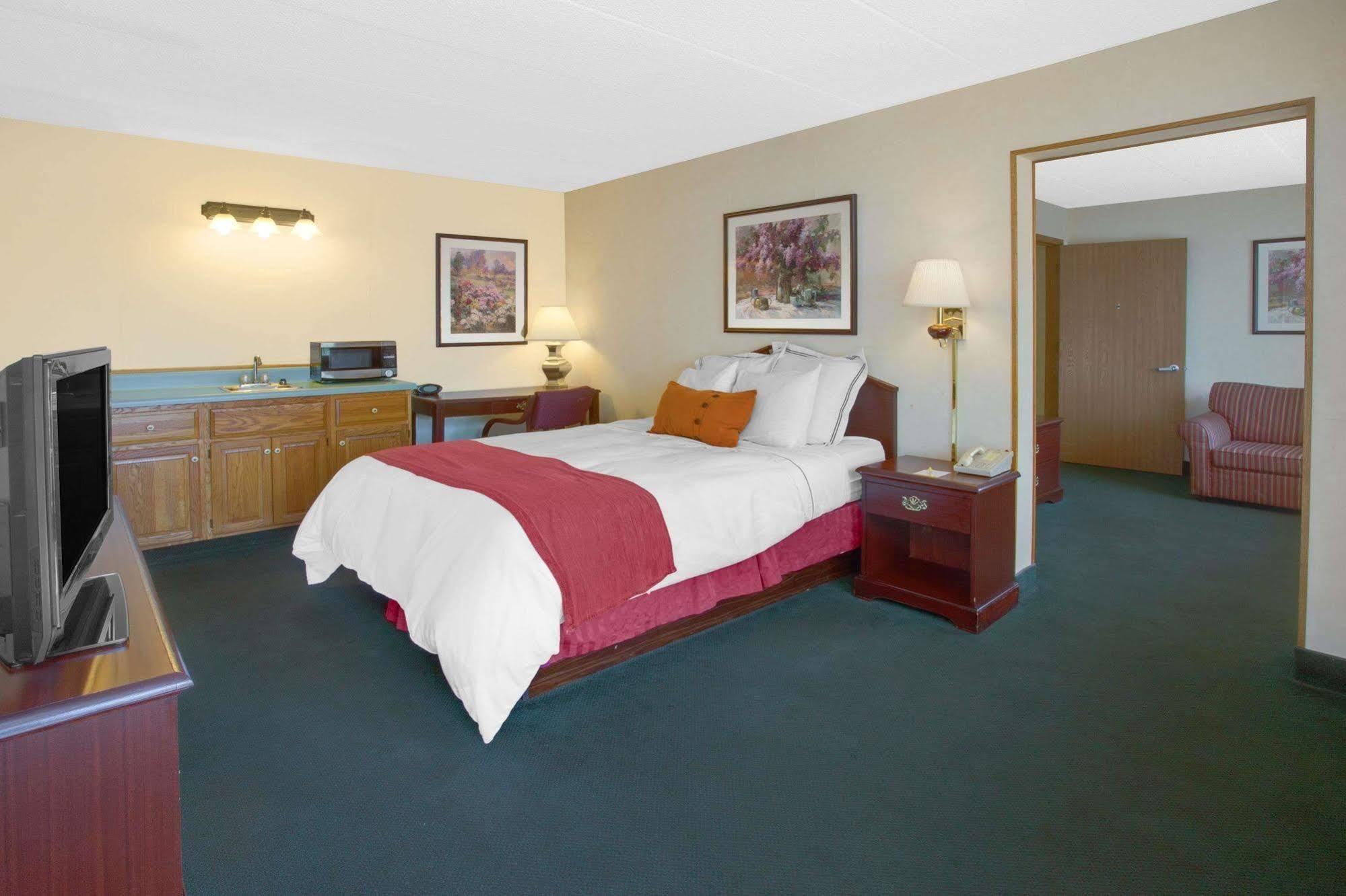 Days Inn By Wyndham Davenport Ia Εξωτερικό φωτογραφία