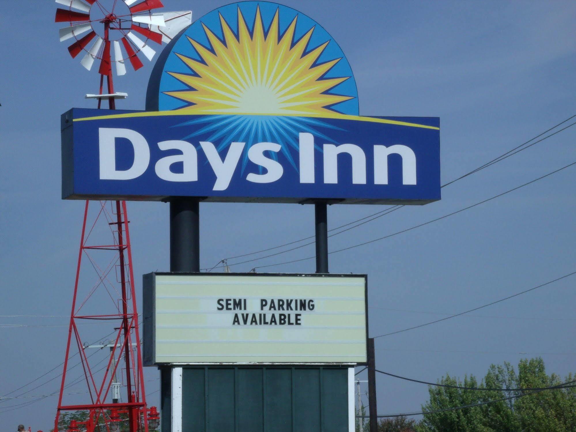 Days Inn By Wyndham Davenport Ia Εξωτερικό φωτογραφία