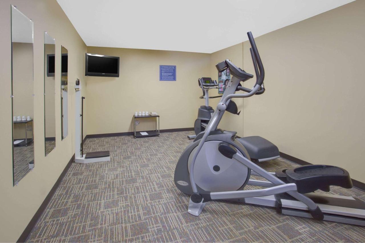 Days Inn By Wyndham Davenport Ia Εξωτερικό φωτογραφία