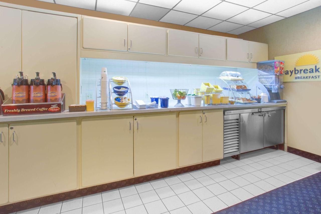 Days Inn By Wyndham Davenport Ia Εξωτερικό φωτογραφία